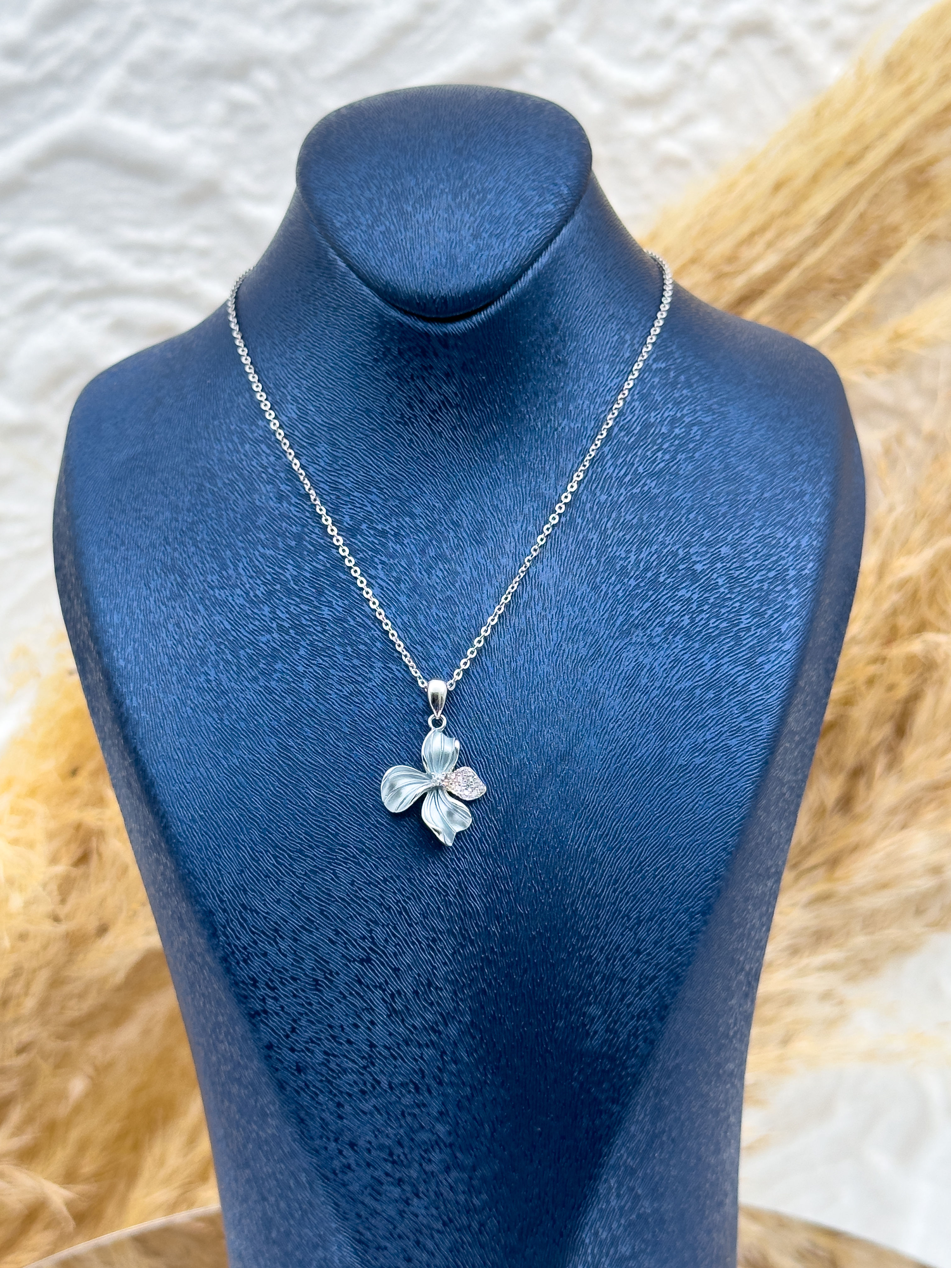 925 Ayar Gümüş Mavi Sedef Taşlı Çiçek Figürlü Kadın Kolye – Özel Tasarım Hediyelik